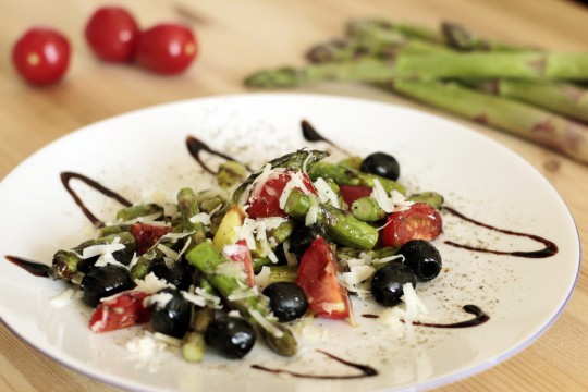 Bild von Bunte Grünspargelpfanne mit Tomaten und Oliven